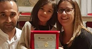 Nicole Marzaroli assieme ai genitori dopo il successo di Modena