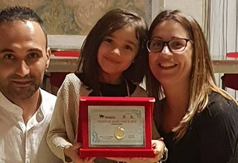Nicole Marzaroli assieme ai genitori dopo il successo di Modena