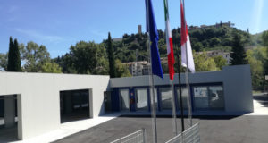 L'ingresso della nuova scuola