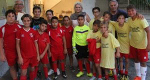 Le due formazioni in campo assieme a Raniero Gentili, Sabrina Piantoni e Alfonso Chirielli