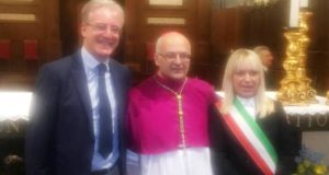 Il nuovo vescovo Francesco Massara con il sindaco Rosa Piermattei e l'assessore comunale Tarcisio Antognozzi