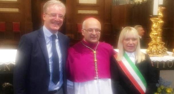 Il nuovo vescovo Francesco Massara con il sindaco Rosa Piermattei e l'assessore comunale Tarcisio Antognozzi