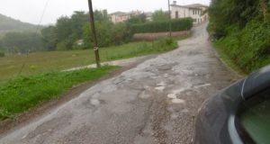 Il manto stradale dissestato lungo la "Comunale" per i Granali