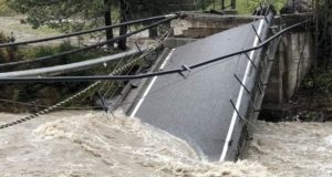 Un ponte crollato per la violenza delle acque