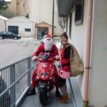 L'arrivo in scooter di Babbo Natale e del suo aiutante Elfo