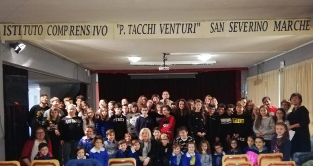 La foto di gruppo con il vice sindaco Vanna Bianconi, il preside e le insegnanti