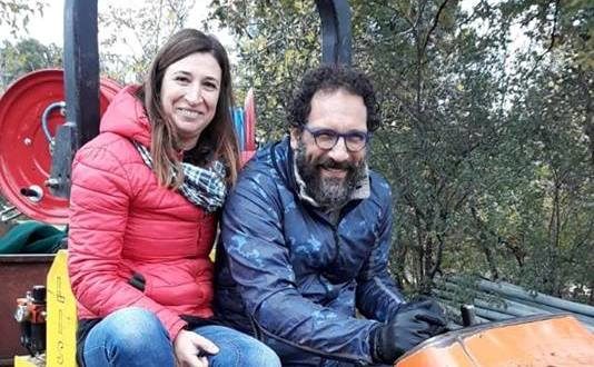 Cinzia Anibaldi e Federico Quaranta a bordo del trattore aziendale