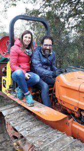 Cinzia Anibaldi e Federico Quaranta a bordo del trattore aziendale