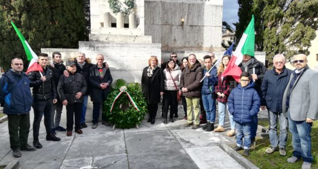 La commemorazione presso il Monumento ai caduti