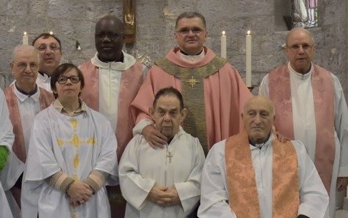 Don Arturo (il primo in basso a destra) in una recente foto di gruppo