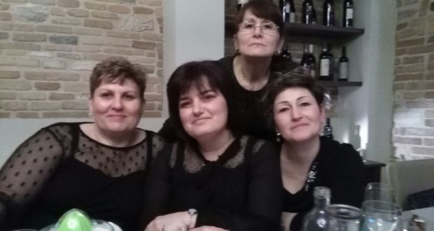 Katy Lancioni (la prima a destra) durante una cena con le colleghe