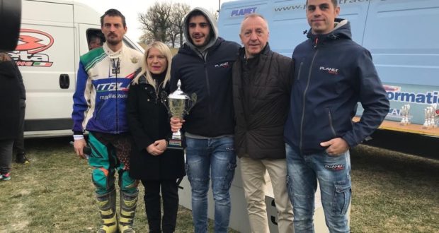 Il pilota Bazzurri premiato dal sindaco Rosa Piermattei e dall'assessore allo Sport, Paoloni. Con loro anche Simoncini ( asinistra) e Scattolini (a destra)