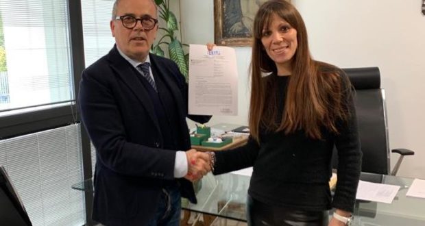 Cristina Marcucci consegna a Maccioni la petizione con quasi 6 mila firme