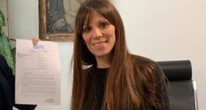 Cristina Marcucci consegna a Maccioni la petizione con quasi 6 mila firme
