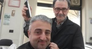 Marco Piantoni all'opera con uno degli ultimi clienti, Massimo Leonori