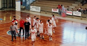 La squadra in mezzo al parquet di gioco