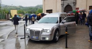 L'uscita del feretro dalla chiesa di San Domenico