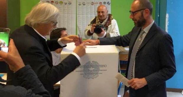 Vittorio Sgarbi al seggio con il presidente Francesco Rapaccioni