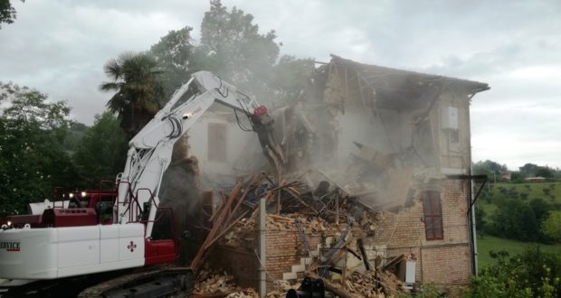 L'edificio demolito lungo la strada per Serrapetrona