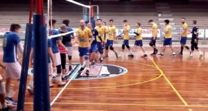 Il saluto delle due squadre sotto rete