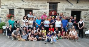 La foto ricordo del compleanno in piazzetta, a Serralta