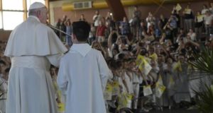 Il Papa saluta i bambini della Prima comunione