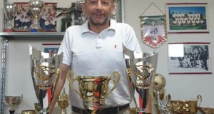 Il presidente Crescenzi con i trofei ricevuti ad Ancona