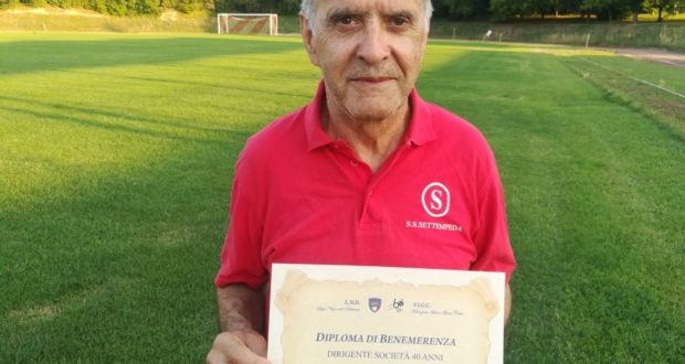 Nando Ciavaroli mostra il diploma di merito ricevuto a Roma