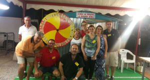 Volontari impegnati nel gioco della ruota (foto d'archivio)