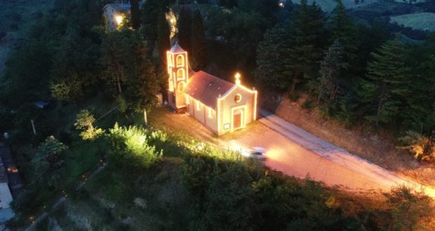 La chiesa del Torrone illuminata dalle luci posizionate dal Comitato di Serralta
