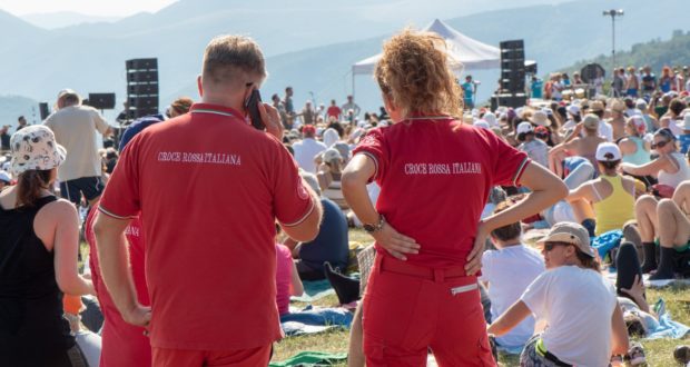 Operatori della Croce rossa di San Severino impegnati in un concerto di "RisorgiMarche"