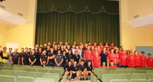 La foto di gruppo con le squadre al via della nuova stagione