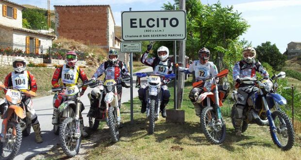 Un gruppo di partecipanti alla "motocavalcata"
