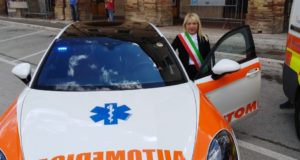 Il sindaco Rosa Piermattei con uno dei mezzi di soccorso impegnati nella manifestazione