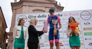 La premiazione della vincitrice di tappa