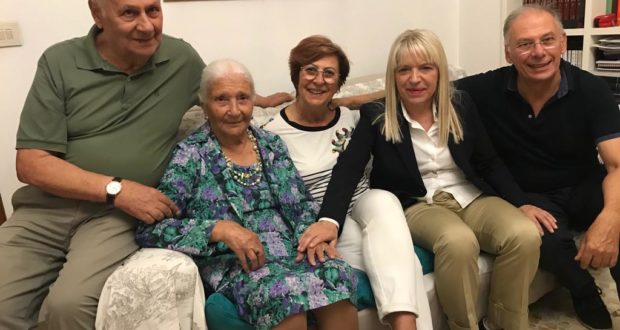La signora Silvia con i figli e il sindaco Rosa Piermattei
