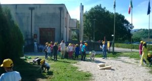 Alunni impegnati in "Puliamo il mondo"