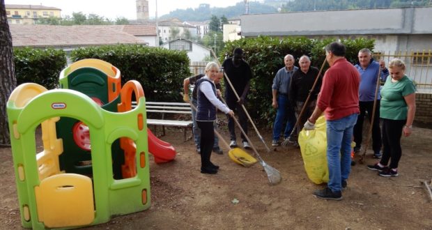 Alcuni dei volontari assieme al sindaco Rosa Piermattei