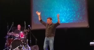 Max Giusti sul palco del feronia
