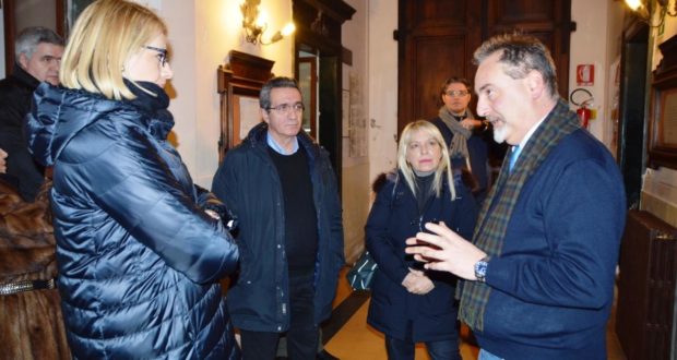 Il direttore Martinelli (a destra) a colloquio con il sindaco Rosa Piermattei e l'ex parlamentare Irene Manzi