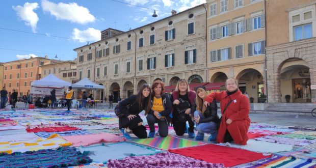L'iniziativa di solidarietà in piazza