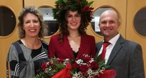 La neodottoressa assieme ai genitori