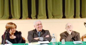 Don Sauro Venanzoni (il primo da destra) quando era rettore dell'Uteam. Al suo fianco il presidente Adriano Vissani e la direttrice dei corsi, Anna Vissani