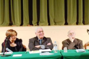 Don Sauro Venanzoni (il primo da destra) quando era rettore dell'Uteam. Al suo fianco il presidente Adriano Vissani e la direttrice dei corsi, Anna Vissani