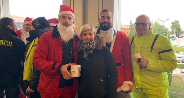 La consegna al "Torrette": a sinistra il presidente Fabio Baccifava nei panni di Babbo Natale; a destra Giacomo Natali e Michele Magnapane