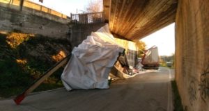 Il rimorchio ribaltatosi sotto il ponte ferroviario