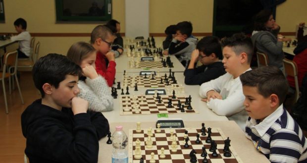 Giovani scacchisti in azione