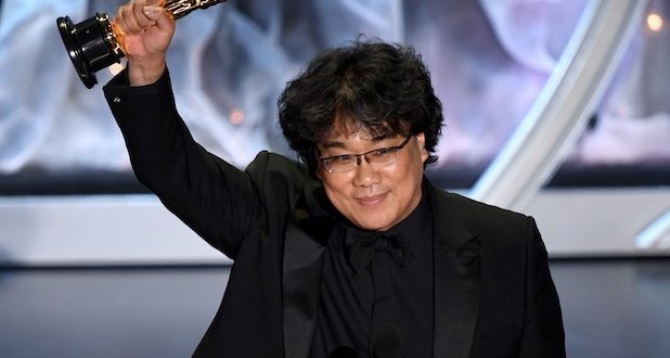 Bong Joon - ho alza la statuetta dell'Oscar