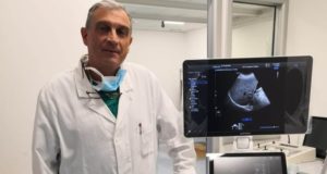 Il dottor Maurizio Lucarelli con il nuovo ecotomografo