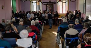 Anziani ospiti alla Casa di riposo "Lazzarelli" in occasione di un recente concerto nel salone della struttura